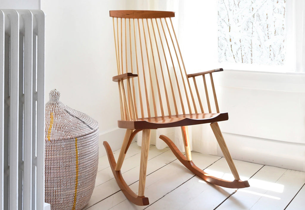 Fauteuil à bascule New Gloucester - Le résultat est une intégration réfléchie du frêne et du cerisier ou du noyer avec des lignes simples, et