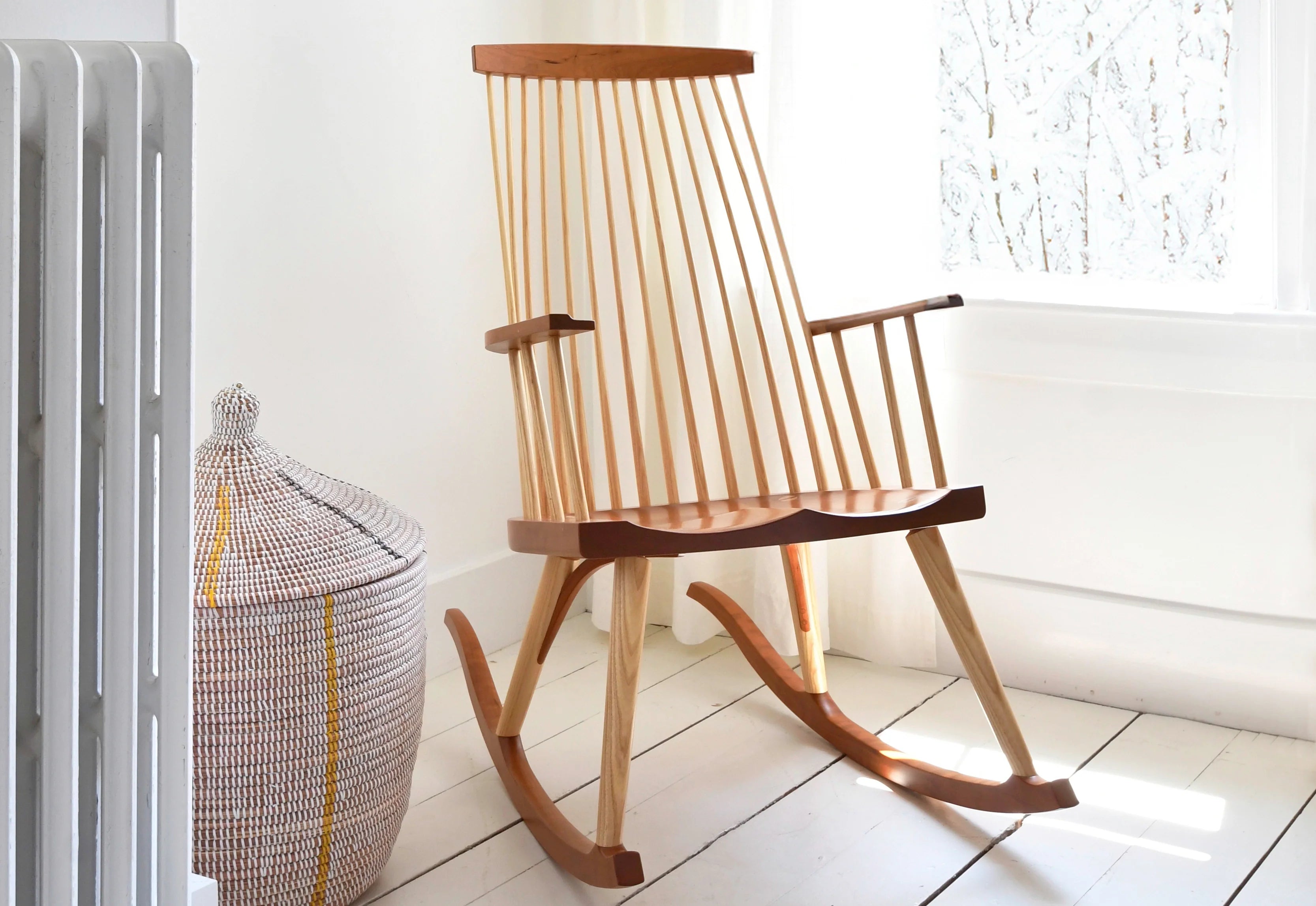 Fauteuil à bascule New Gloucester - Le résultat est une intégration réfléchie du frêne et du cerisier ou du noyer avec des lignes simples, et