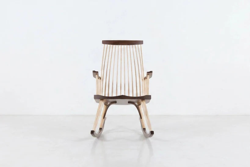 Fauteuil à bascule New Gloucester - Le résultat est une intégration réfléchie du frêne et du cerisier ou du noyer avec des lignes simples, et
