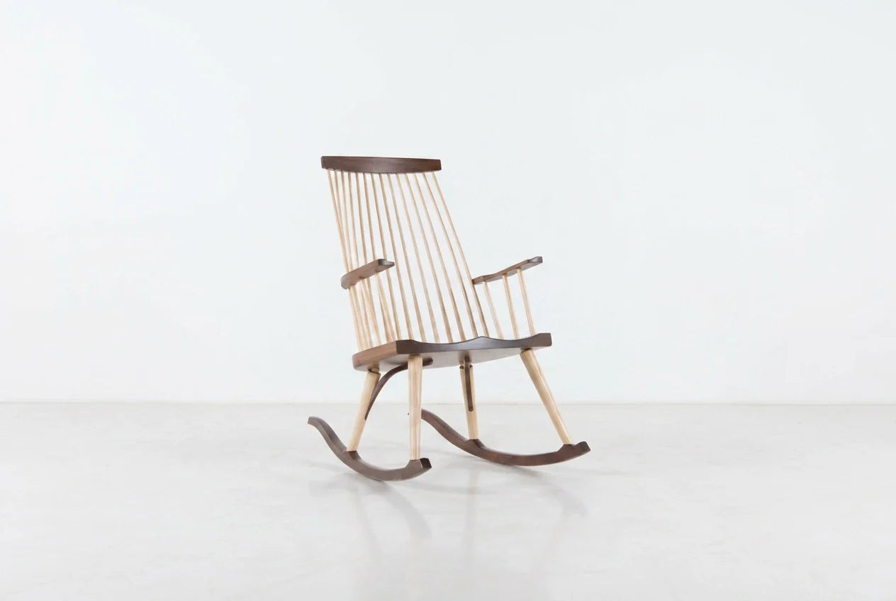 Fauteuil à bascule New Gloucester - Le résultat est une intégration réfléchie du frêne et du cerisier ou du noyer avec des lignes simples, et