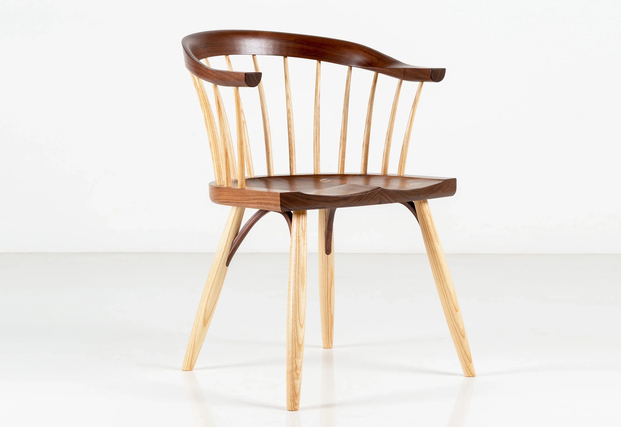 Chaise Newport - La chaise Newport s'inspire d'une douzaine de chaises Windsor à dossier bas achetées pour une bibliothèque de