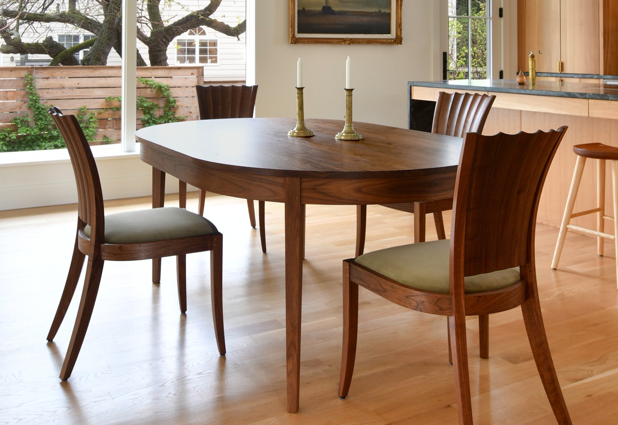 Table ovale - Pied à quatre branches - Les courbes gracieuses et les riches motifs de grain de la table ovale ajoutent une touche de formalité et de