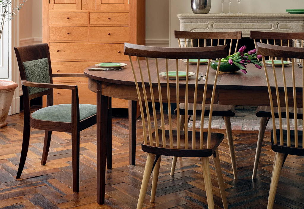 Table ovale - Pied à quatre branches - Les courbes gracieuses et les riches motifs de grain de la table ovale ajoutent une touche de formalité et de