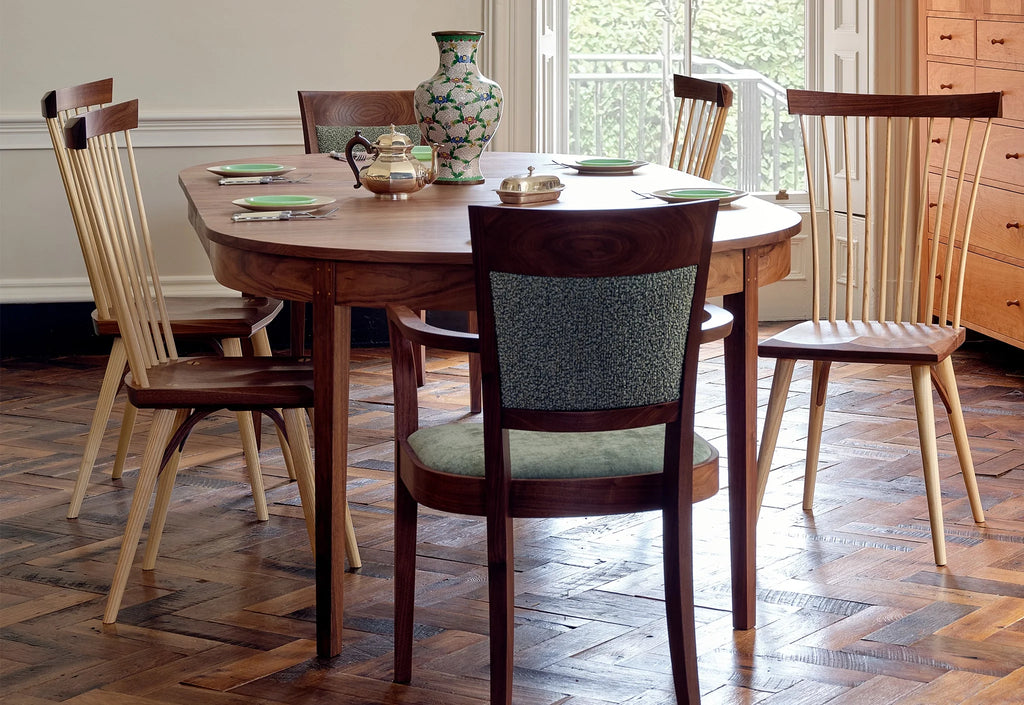 Table ovale - Pied à quatre branches - Les courbes gracieuses et les riches motifs de grain de la table ovale ajoutent une touche de formalité et de