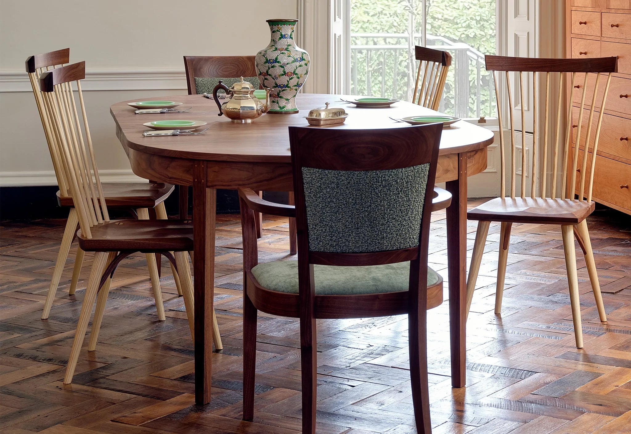 Table ovale - Pied à quatre branches - Les courbes gracieuses et les riches motifs de grain de la table ovale ajoutent une touche de formalité et de