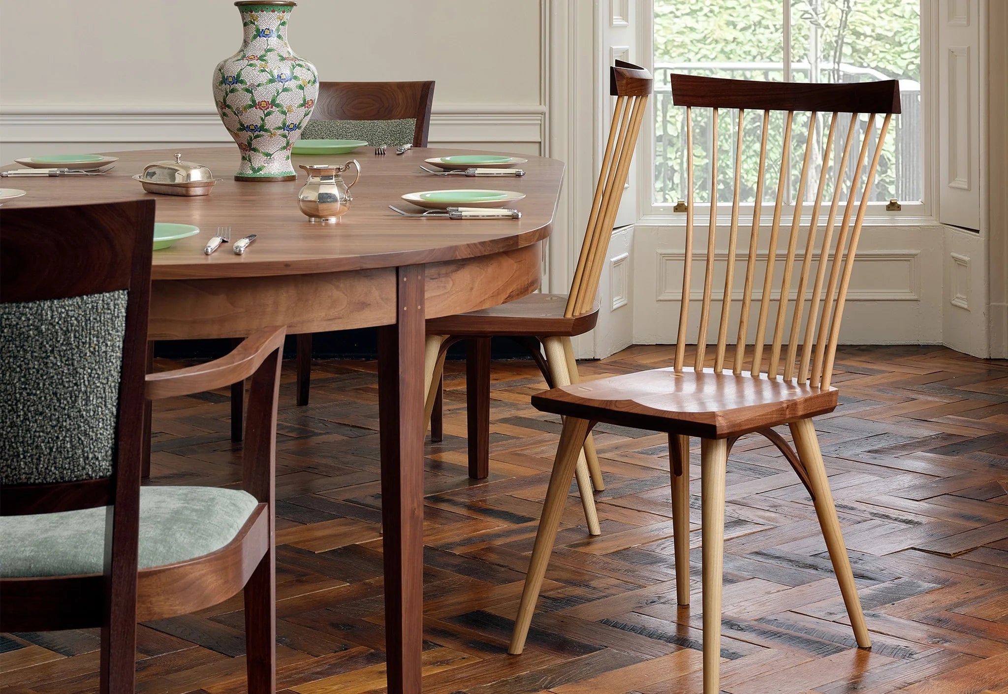 Table ovale - Pied à quatre branches - Les courbes gracieuses et les riches motifs de grain de la table ovale ajoutent une touche de formalité et de