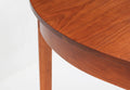 Table ovale - Pied à quatre branches - Les courbes gracieuses et les riches motifs de grain de la table ovale ajoutent une touche de formalité et de