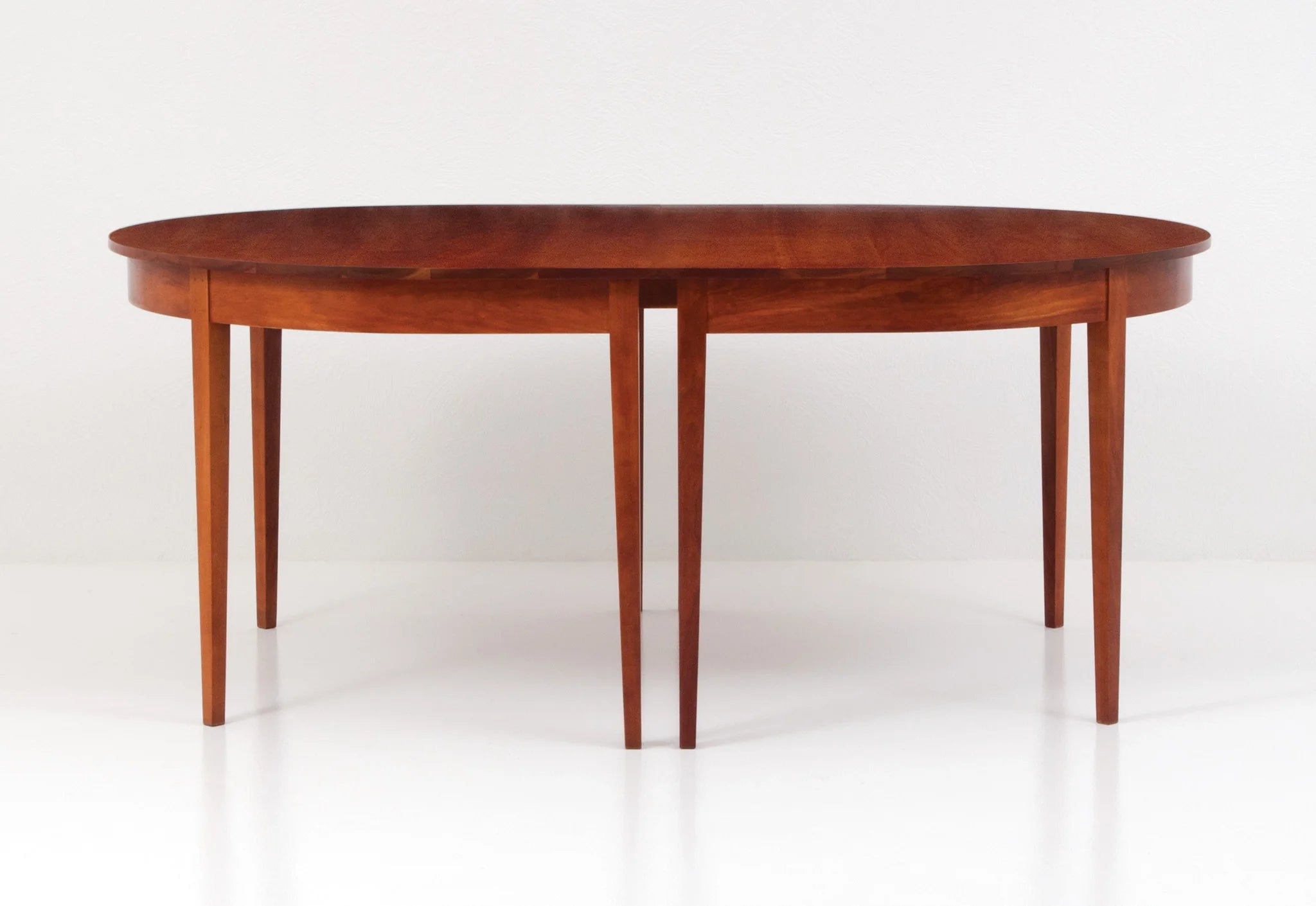 Table ovale à rallonge - Huit pieds - Les courbes élégantes et les riches motifs du grain de la table ovale à rallonge ajoutent une touche