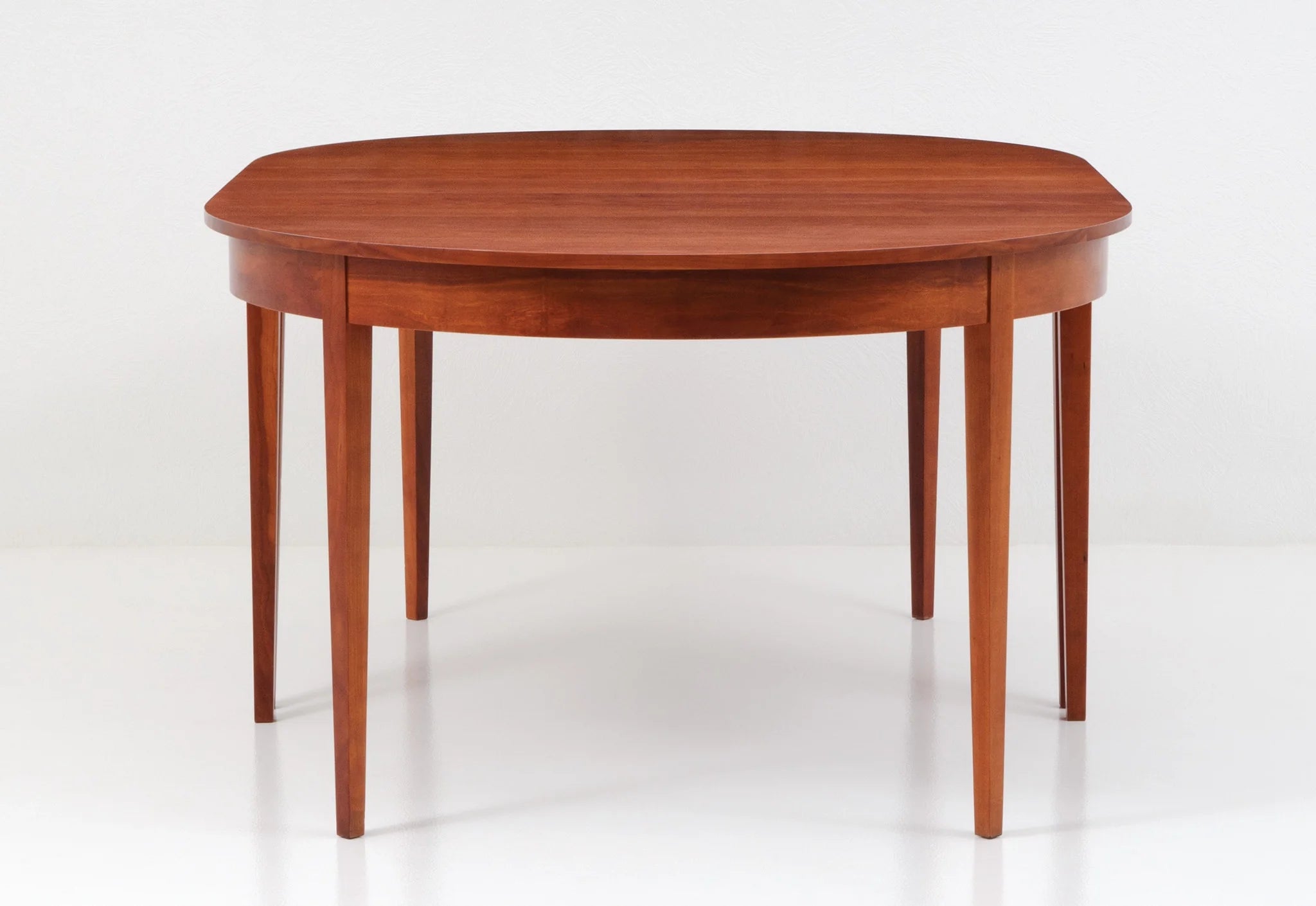Table ovale à rallonge - Huit pieds - Les courbes élégantes et les riches motifs du grain de la table ovale à rallonge ajoutent une touche