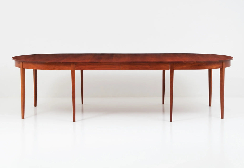 Table ovale à rallonge - Huit pieds - Les courbes élégantes et les riches motifs du grain de la table ovale à rallonge ajoutent une touche