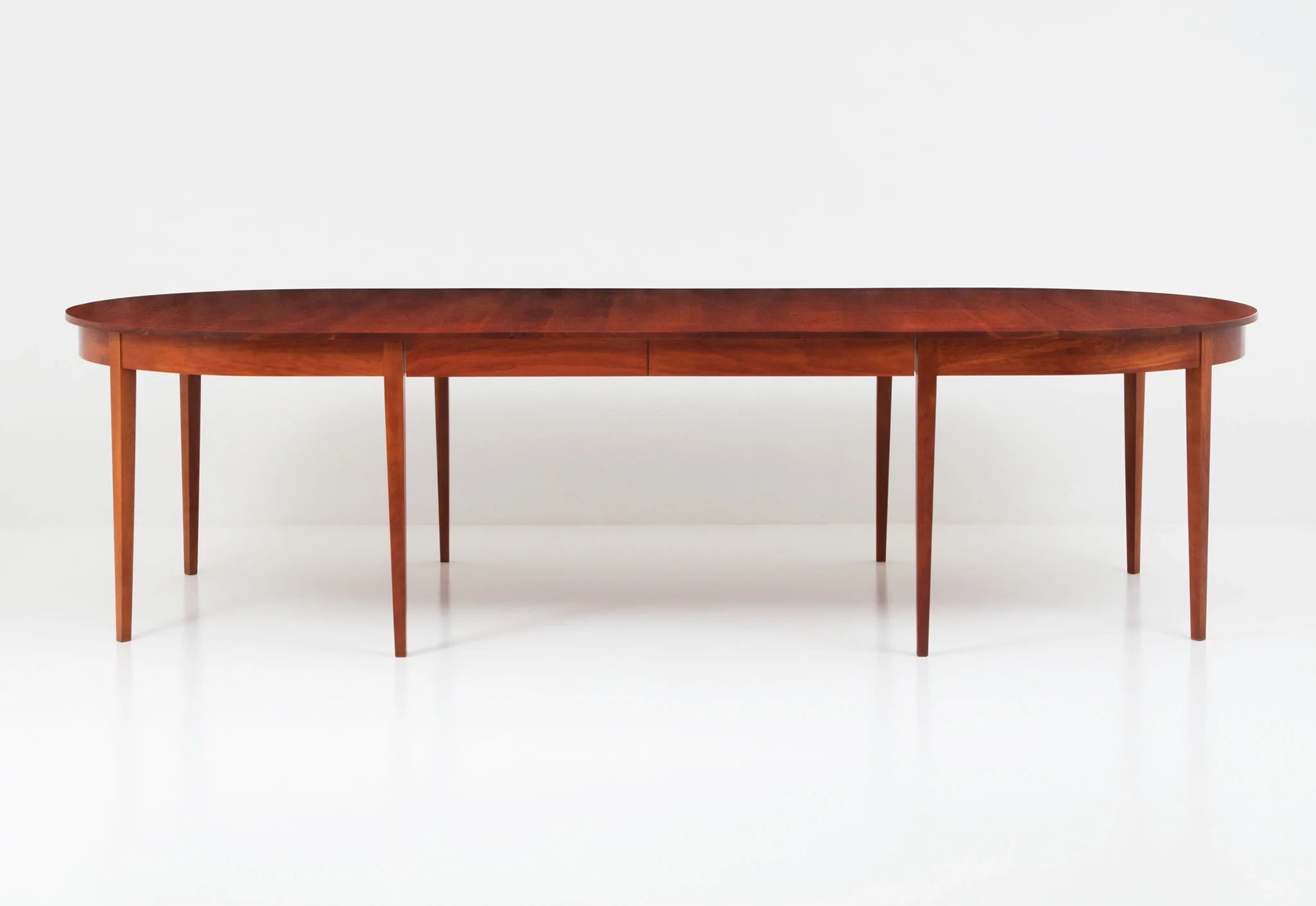 Table ovale à rallonge - Huit pieds - Les courbes élégantes et les riches motifs du grain de la table ovale à rallonge ajoutent une touche