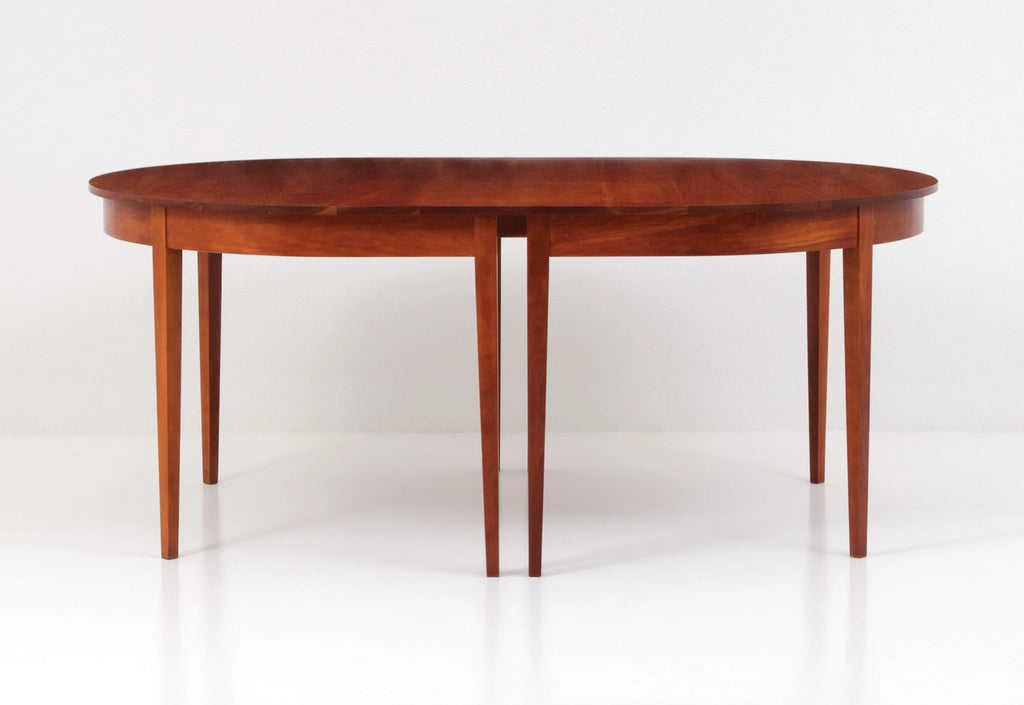 Table ovale à rallonge - Huit pieds - Les courbes élégantes et les riches motifs du grain de la table ovale à rallonge ajoutent une touche