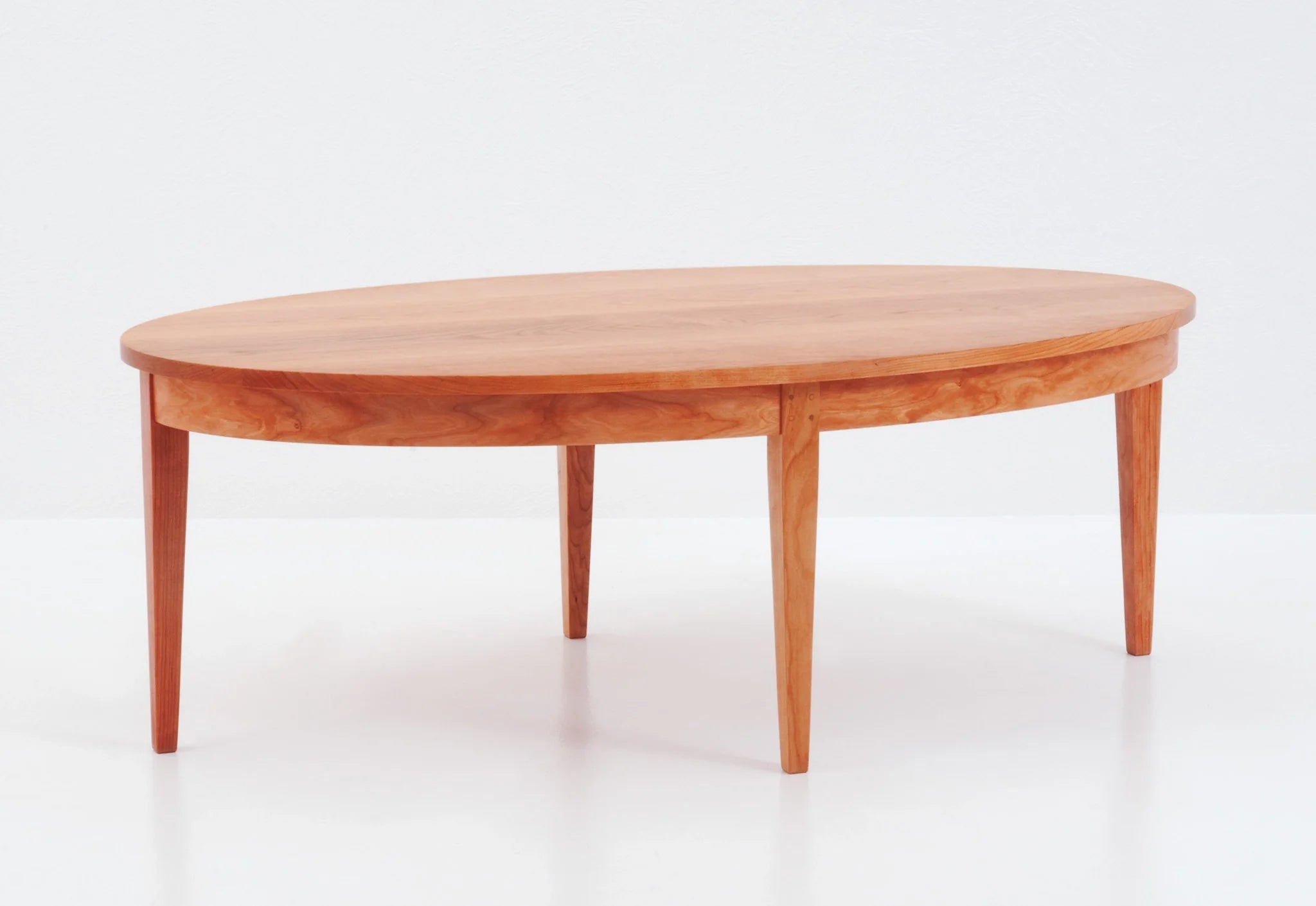 Table basse ovale - Conçue dans une forme plus commune aux tables à manger, notre table basse ovale fait preuve d'une certaine sobriété
