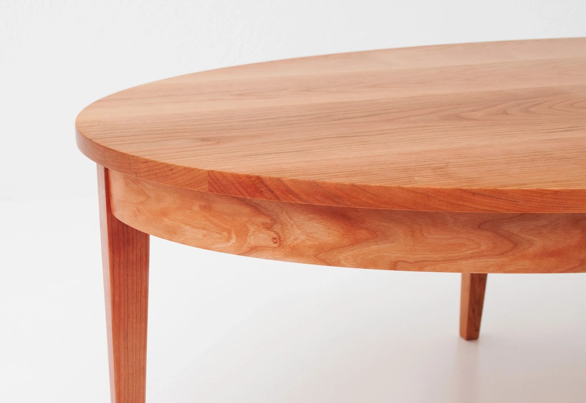 Table basse ovale - Conçue dans une forme plus commune aux tables à manger, notre table basse ovale fait preuve d'une certaine sobriété