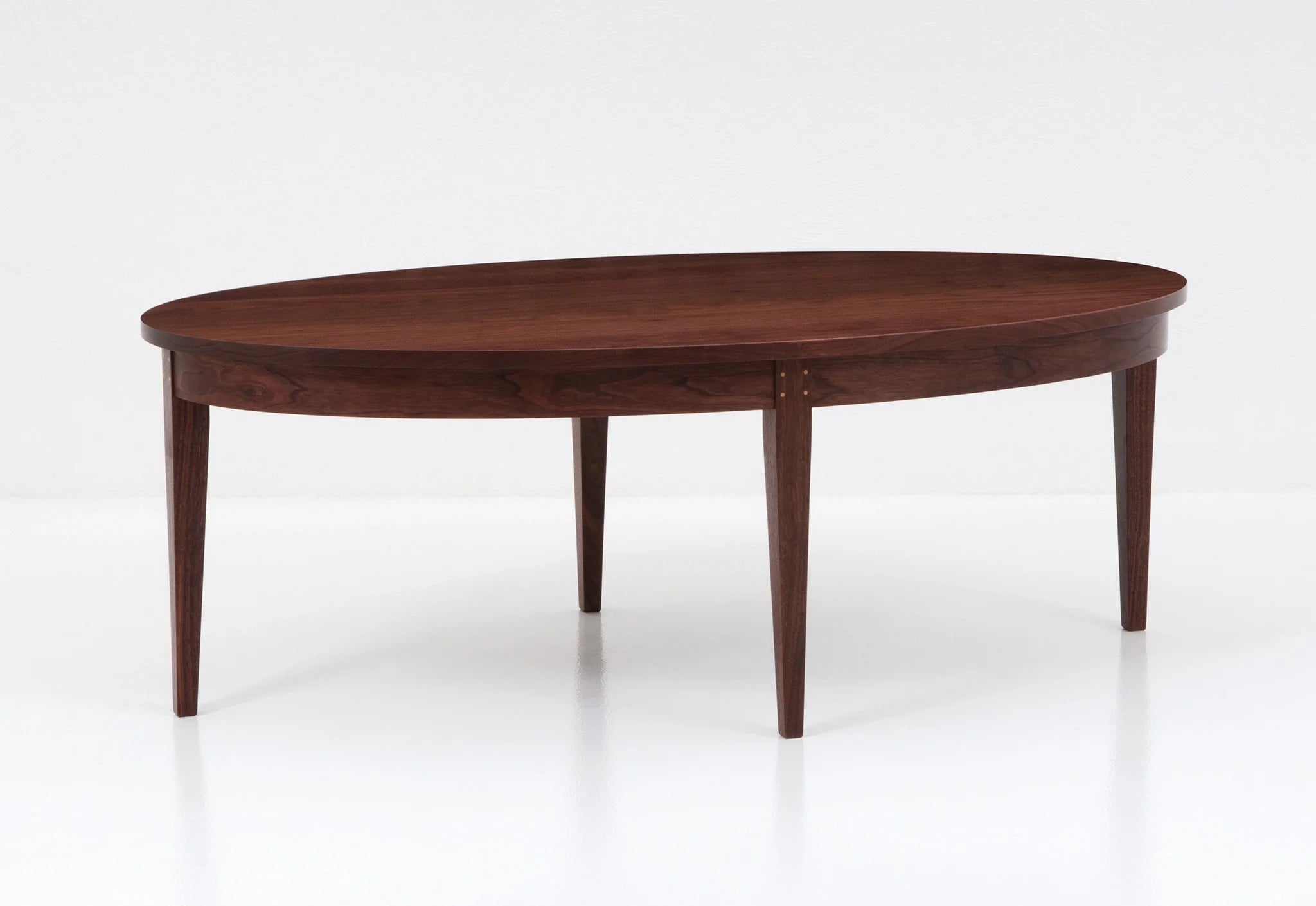 Table basse ovale - Conçue dans une forme plus commune aux tables à manger, notre table basse ovale fait preuve d'une certaine sobriété