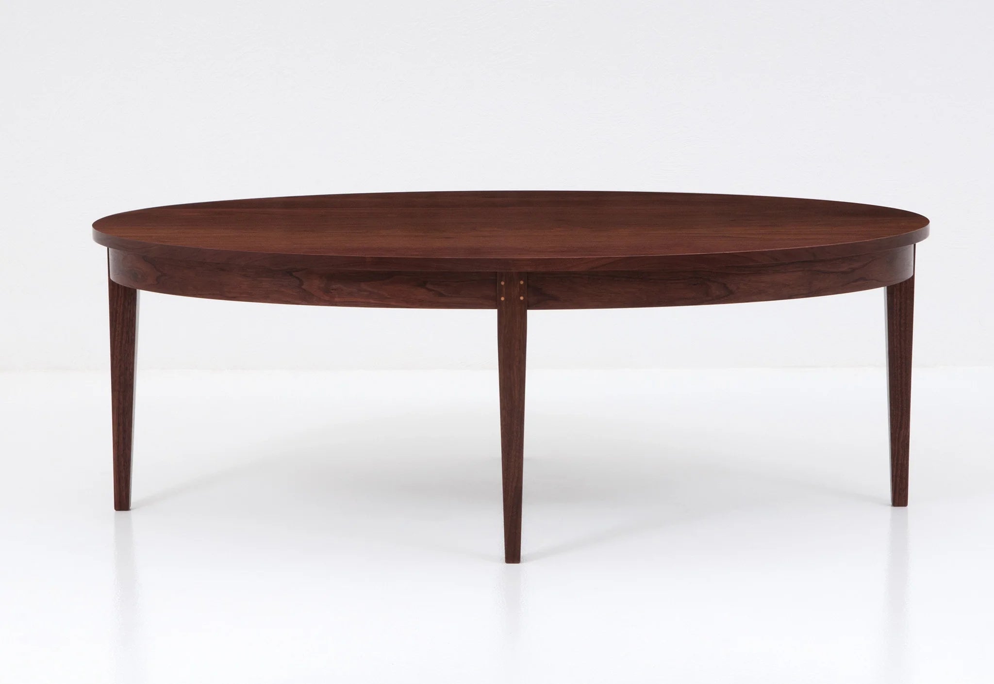 Table basse ovale - Conçue dans une forme plus commune aux tables à manger, notre table basse ovale fait preuve d'une certaine sobriété