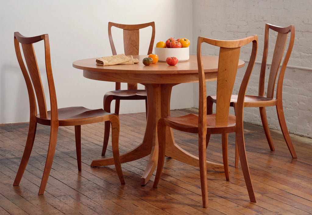 Chaise d'appoint - La Chaise d'appoint ne présente que peu de lignes droites, et c'est voulu.