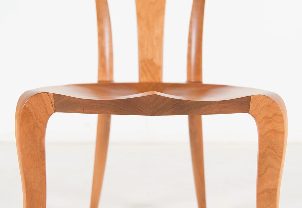 Chaise d'appoint - La Chaise d'appoint ne présente que peu de lignes droites, et c'est voulu.