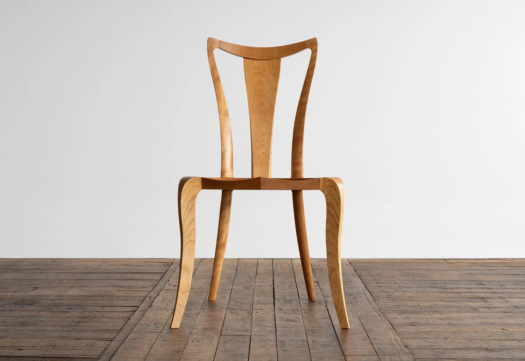 Chaise d'appoint - La Chaise d'appoint ne présente que peu de lignes droites, et c'est voulu.
