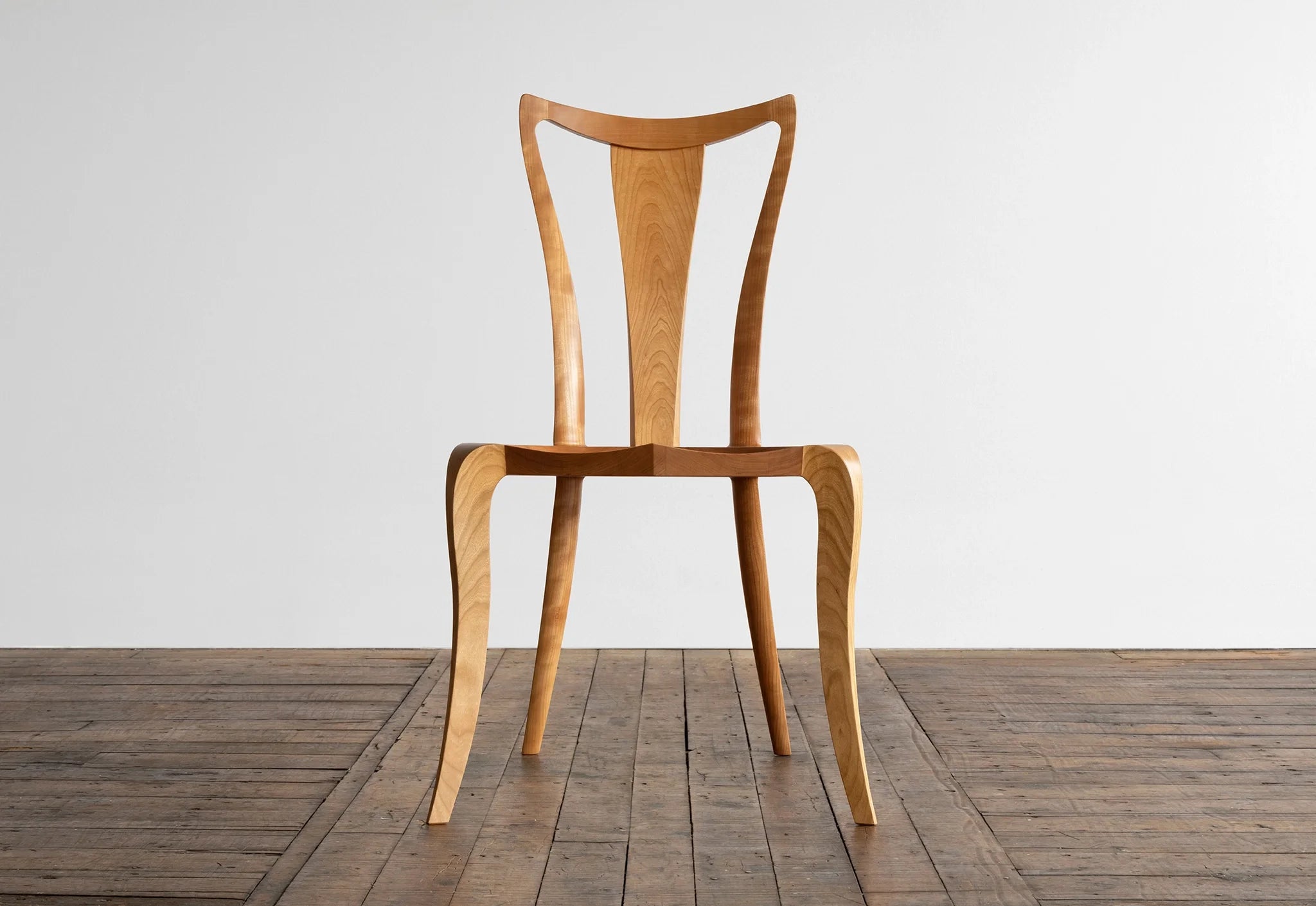 Chaise d'appoint - La Chaise d'appoint ne présente que peu de lignes droites, et c'est voulu.