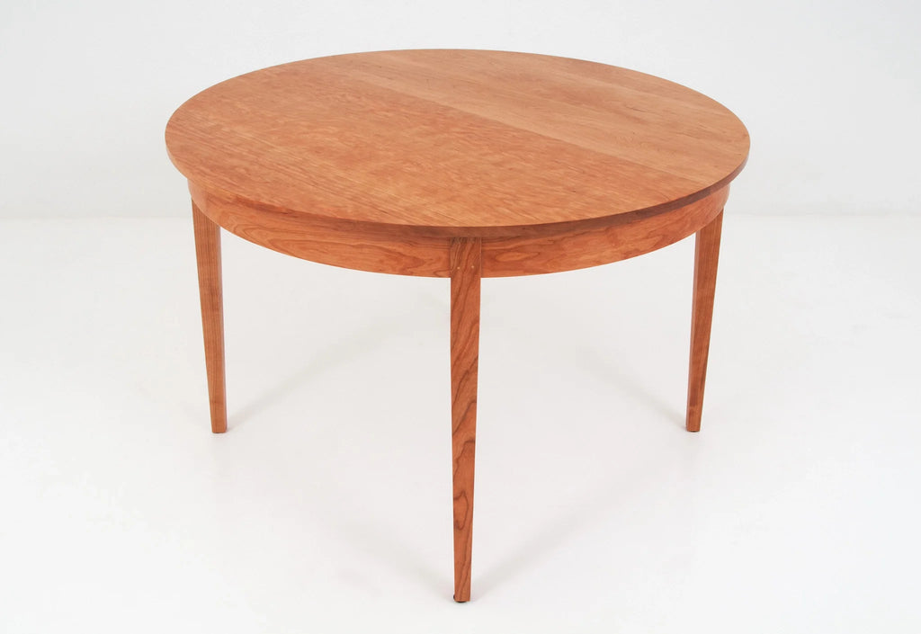 Table Ronde - Les courbes élégantes et les riches motifs de grain de la Table Ronde ajoutent une touche de formalité et de beauté à n'importe quel