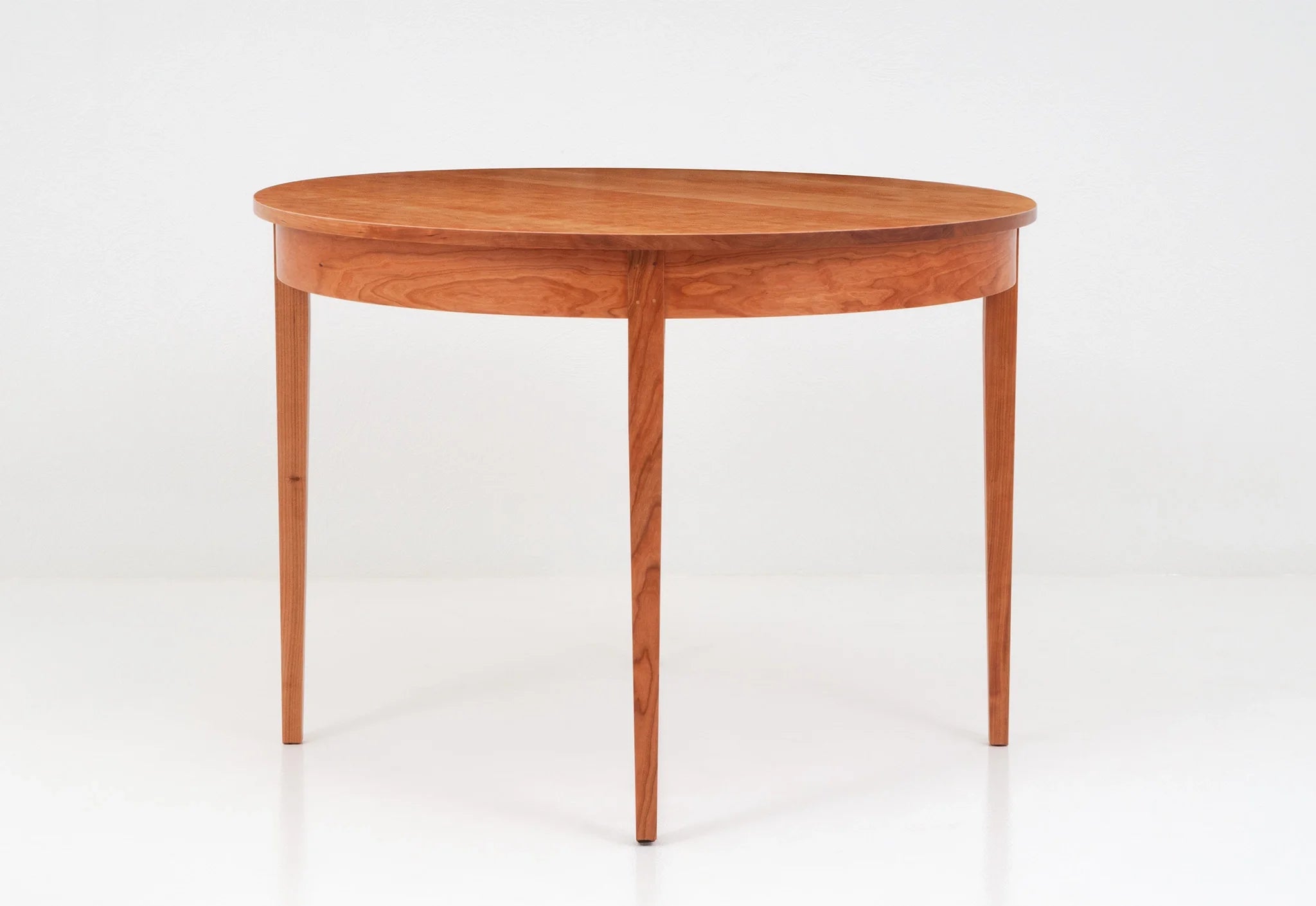 Table Ronde - Les courbes élégantes et les riches motifs de grain de la Table Ronde ajoutent une touche de formalité et de beauté à n'importe quel