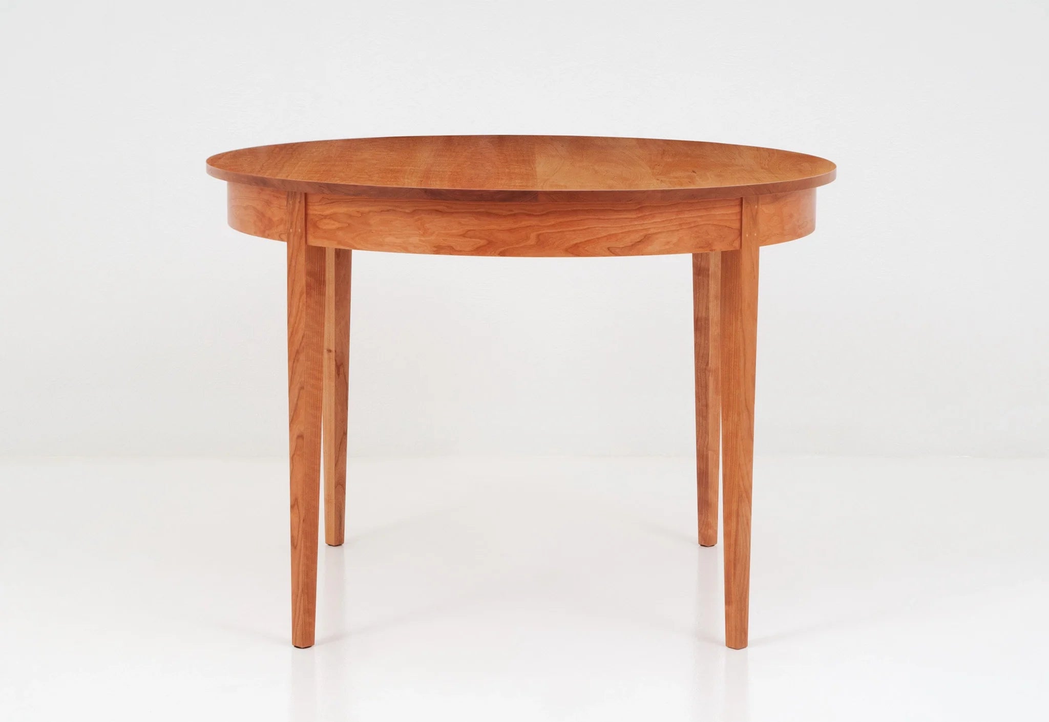 Table Ronde - Les courbes élégantes et les riches motifs de grain de la Table Ronde ajoutent une touche de formalité et de beauté à n'importe quel