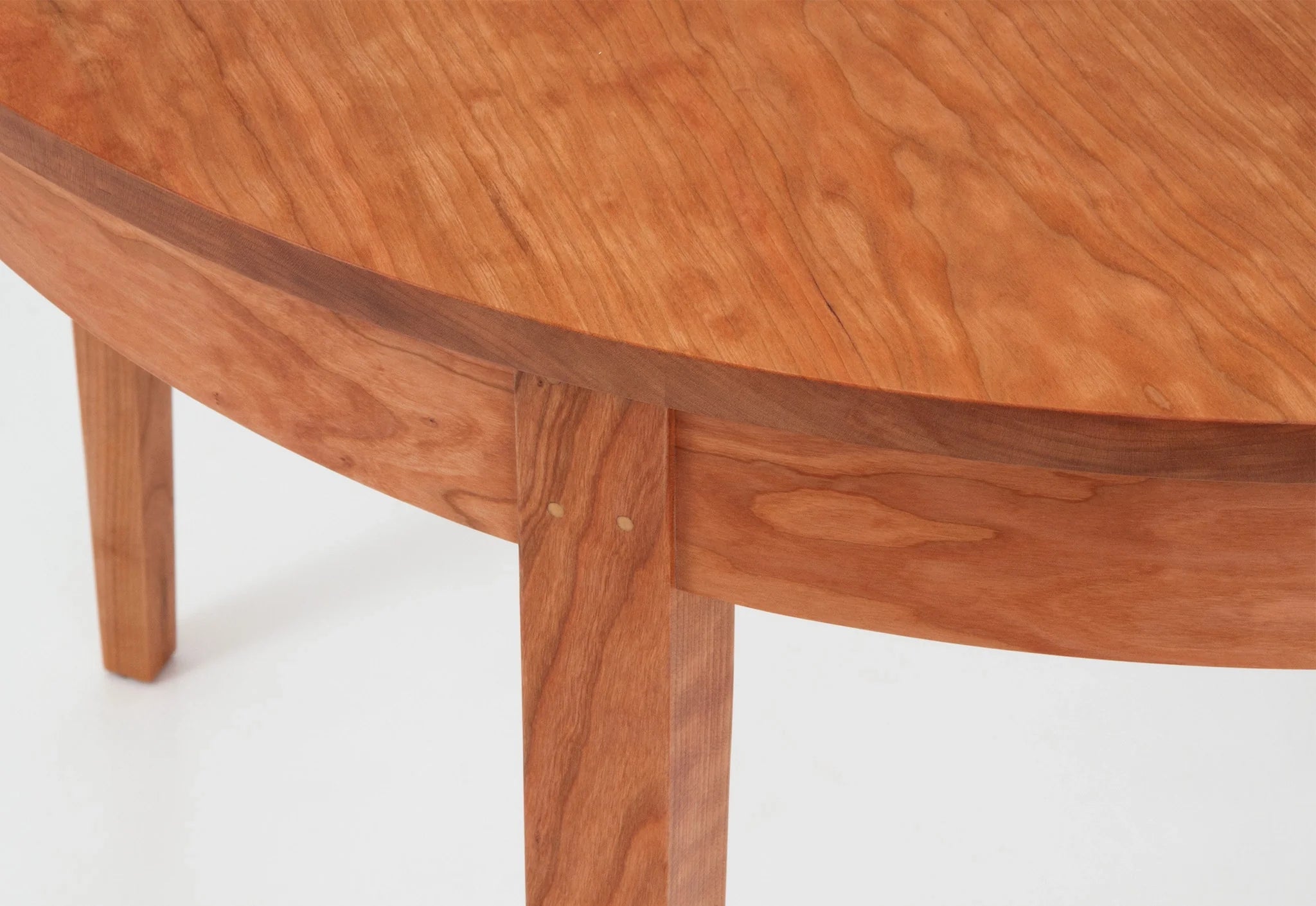 Table Ronde - Les courbes élégantes et les riches motifs de grain de la Table Ronde ajoutent une touche de formalité et de beauté à n'importe quel
