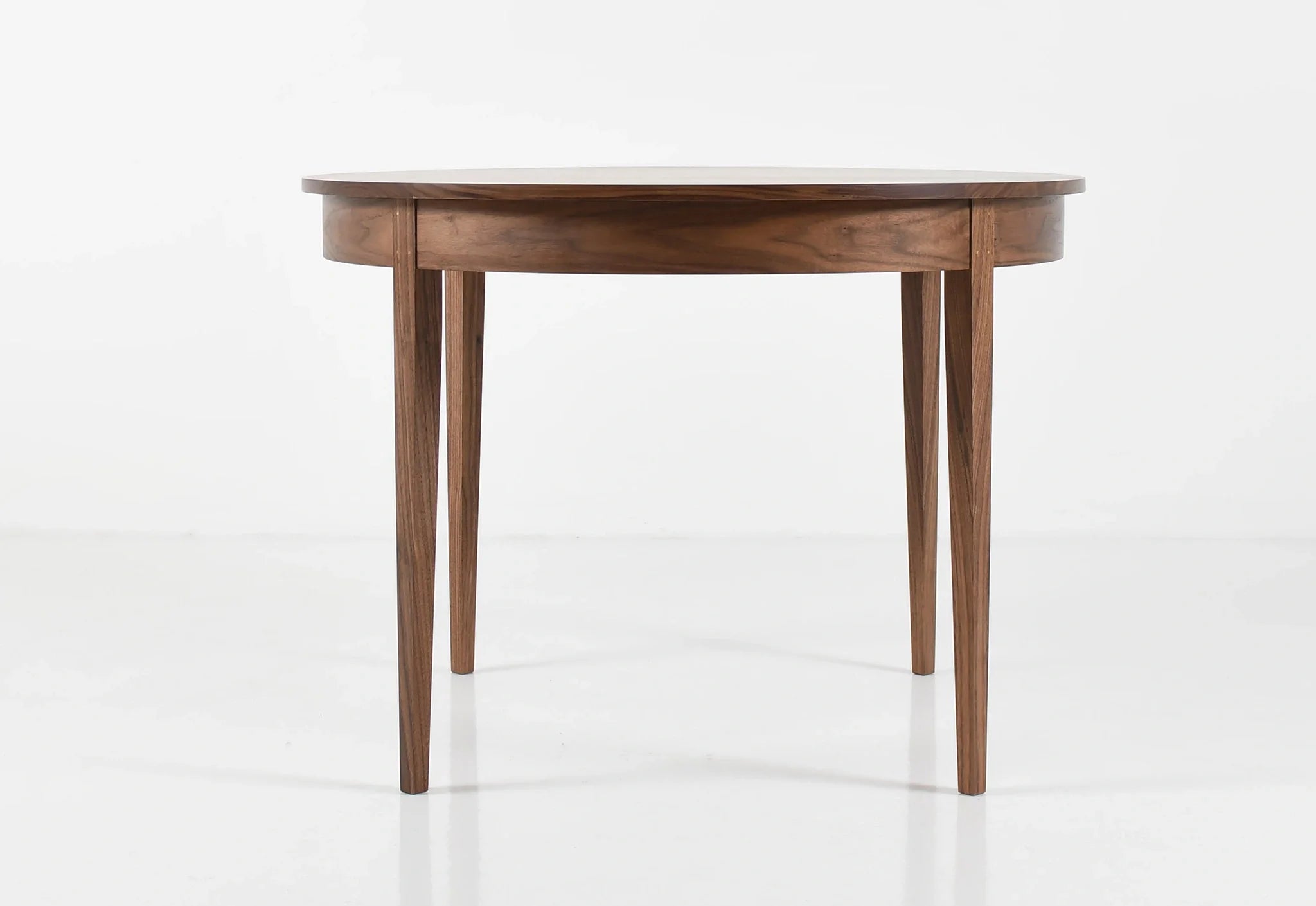 Table Ronde - Les courbes élégantes et les riches motifs de grain de la Table Ronde ajoutent une touche de formalité et de beauté à n'importe quel