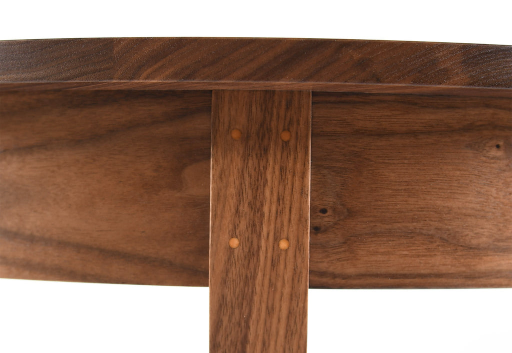 Table Ronde - Les courbes élégantes et les riches motifs de grain de la Table Ronde ajoutent une touche de formalité et de beauté à n'importe quel
