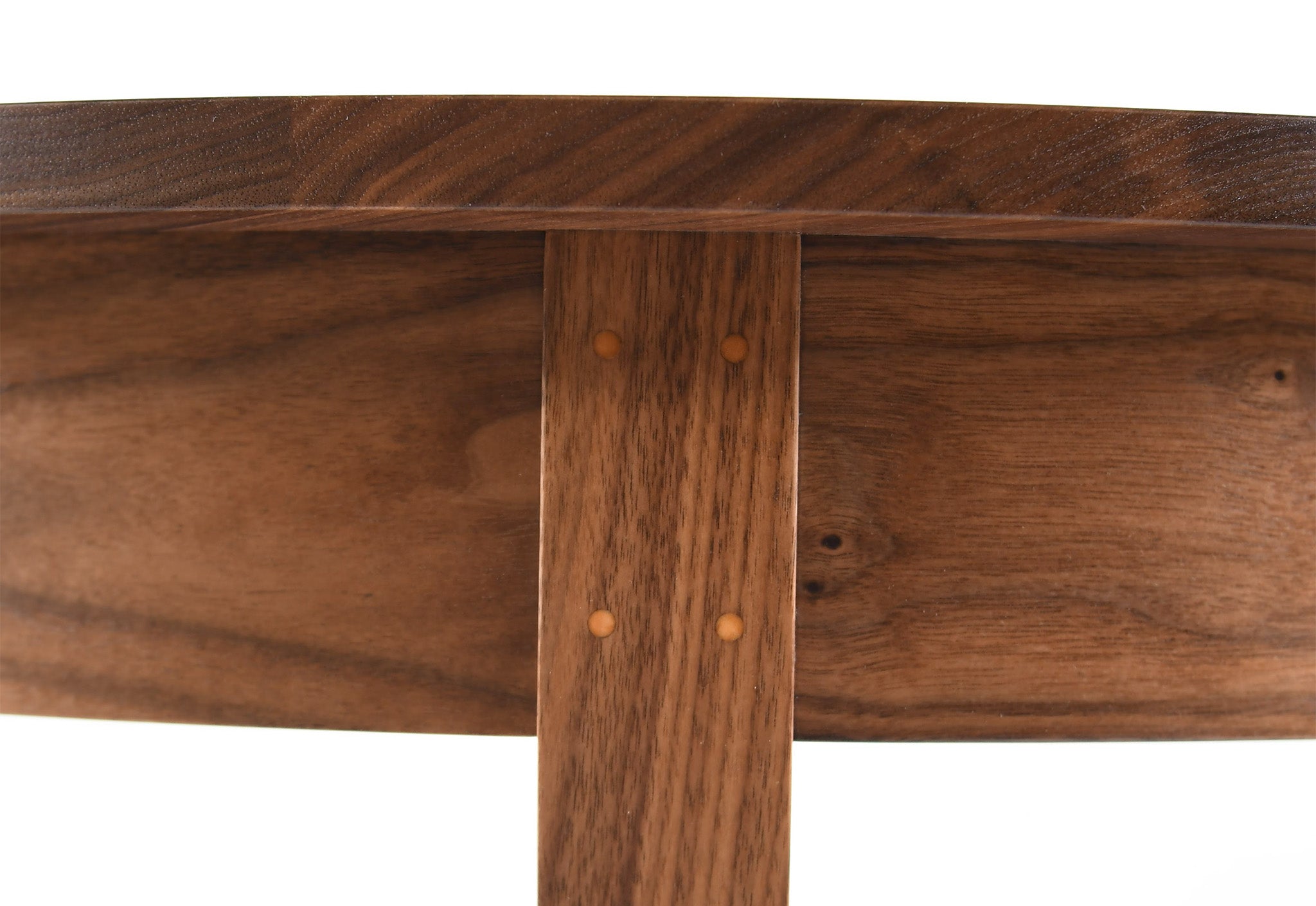 Table Ronde - Les courbes élégantes et les riches motifs de grain de la Table Ronde ajoutent une touche de formalité et de beauté à n'importe quel