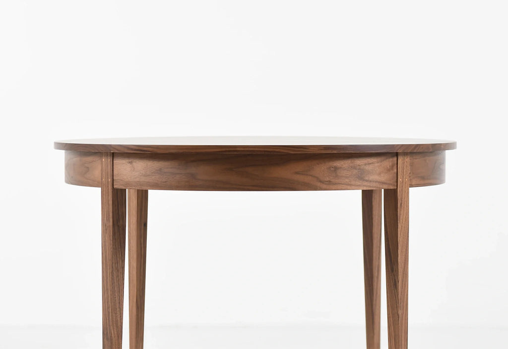 Table Ronde - Les courbes élégantes et les riches motifs de grain de la Table Ronde ajoutent une touche de formalité et de beauté à n'importe quel