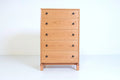 Commode haute – Verticale – S'inspirant du lit du même nom, la commode haute est un exemple modeste de savoir-faire.