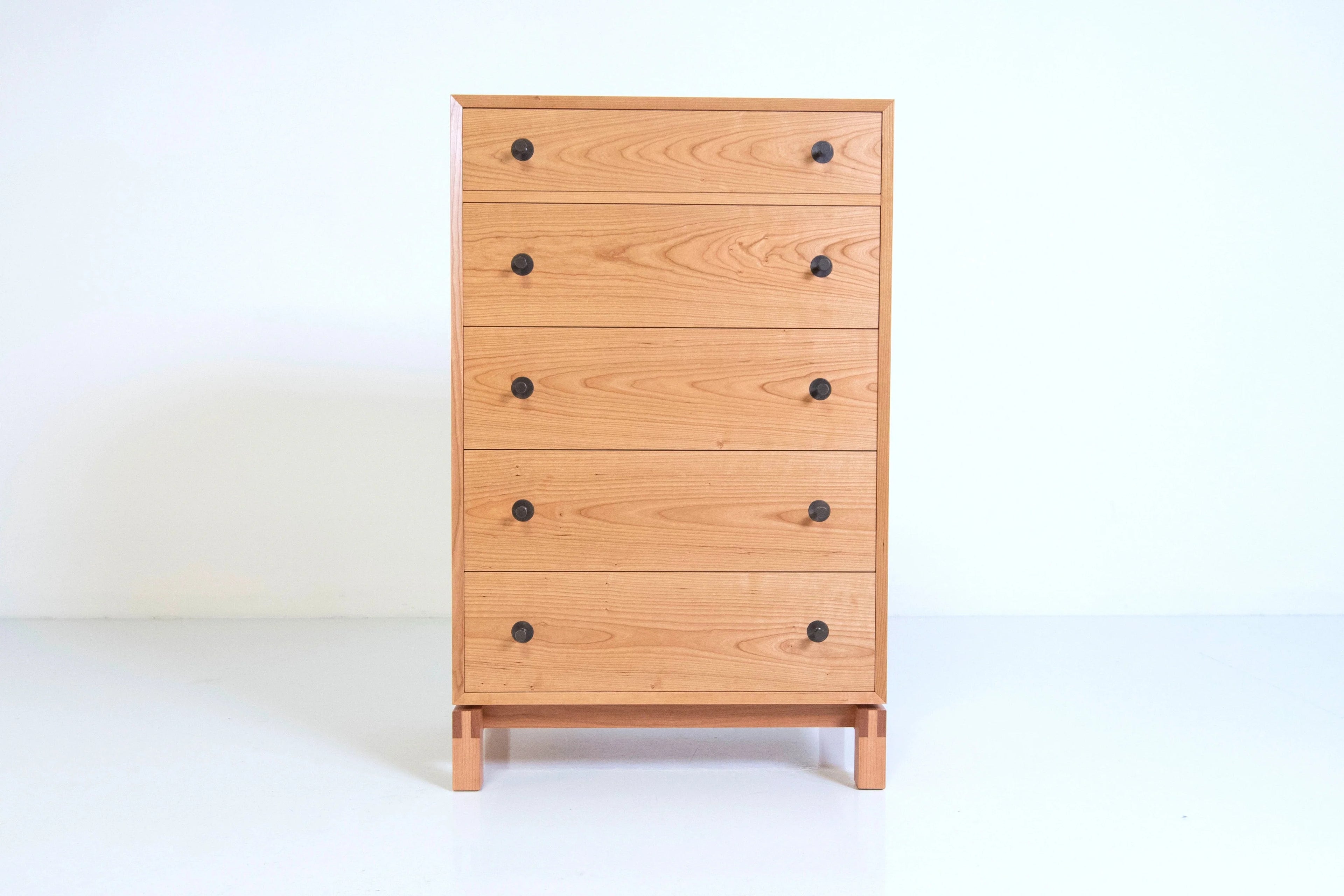 Commode haute – Verticale – S'inspirant du lit du même nom, la commode haute est un exemple modeste de savoir-faire.