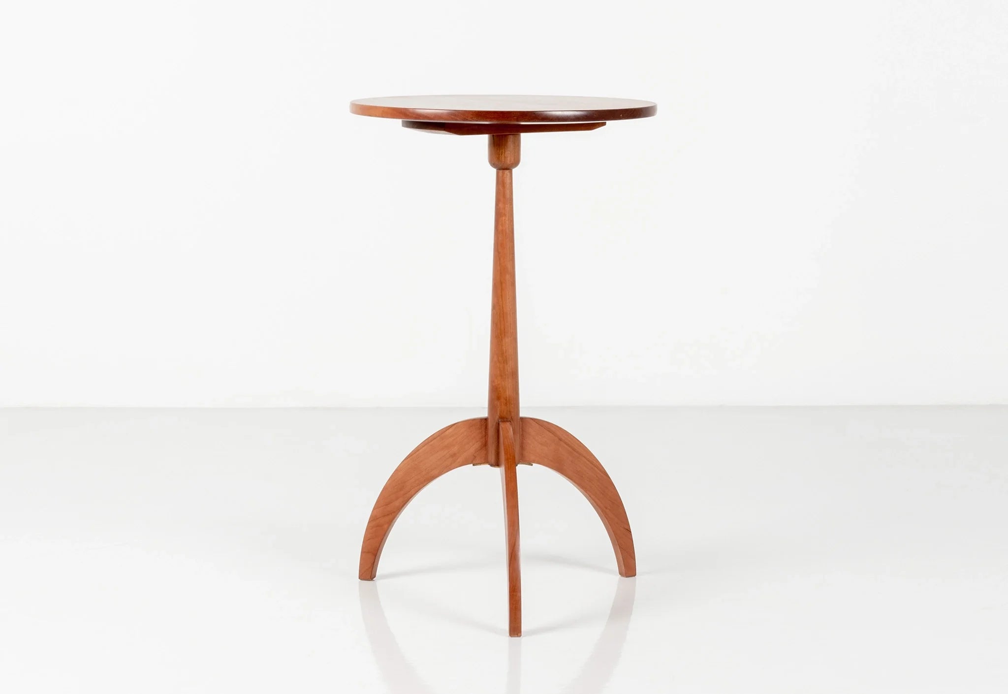 Table ronde  - La table ronde Shaker est un meuble shaker par son esprit et sa forme.