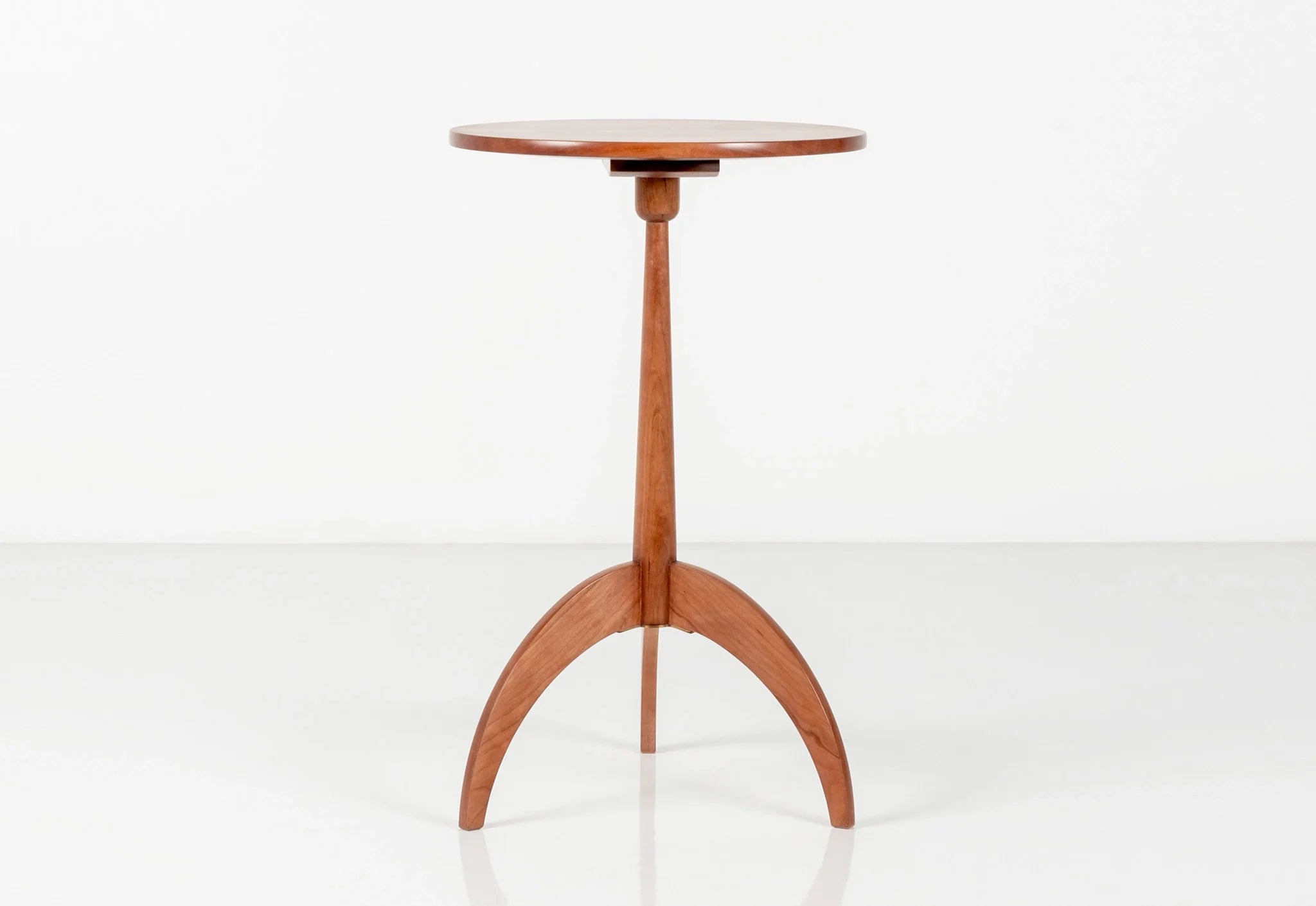 Table ronde  - La table ronde Shaker est un meuble shaker par son esprit et sa forme.