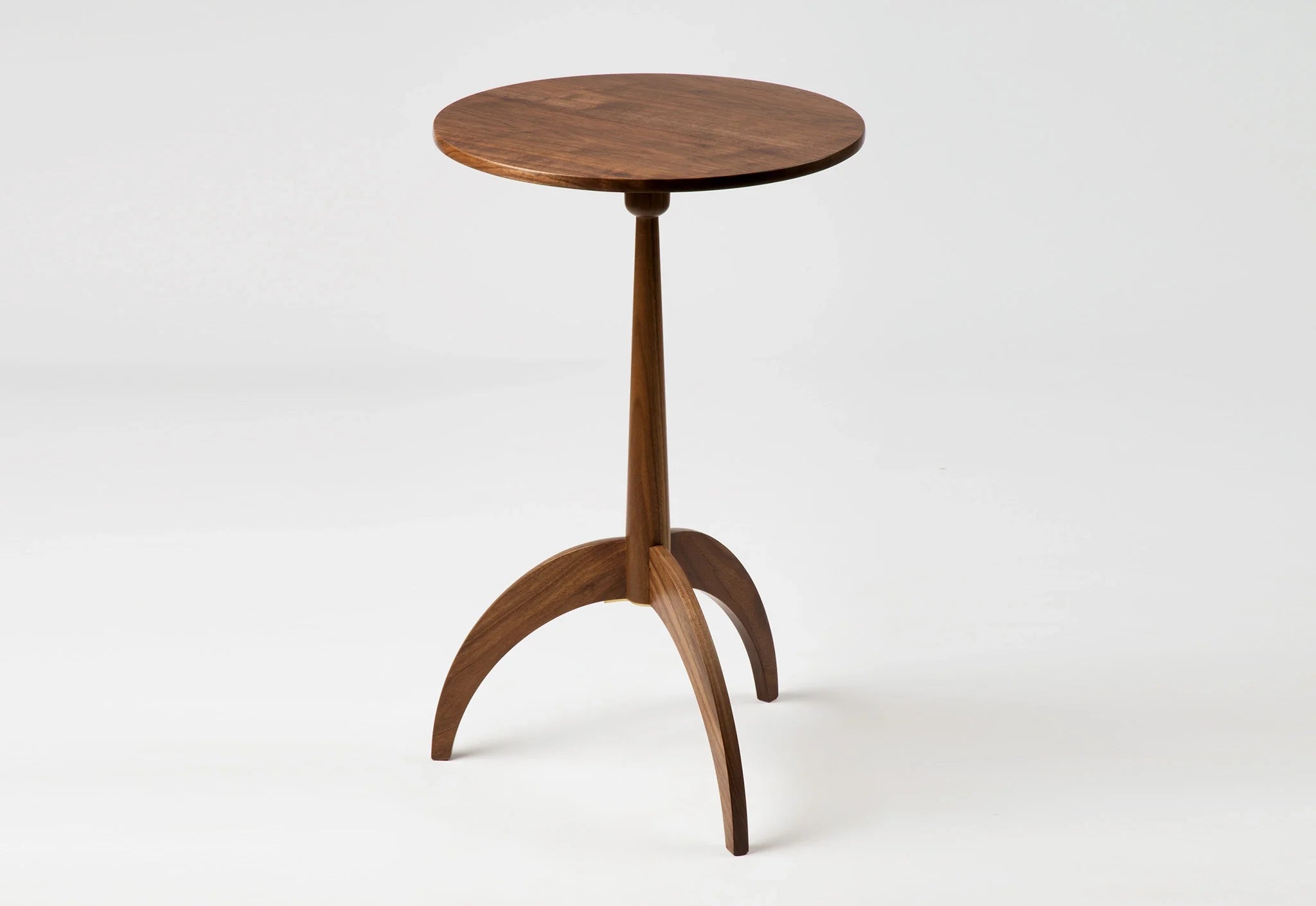Table ronde  - La table ronde Shaker est un meuble shaker par son esprit et sa forme.
