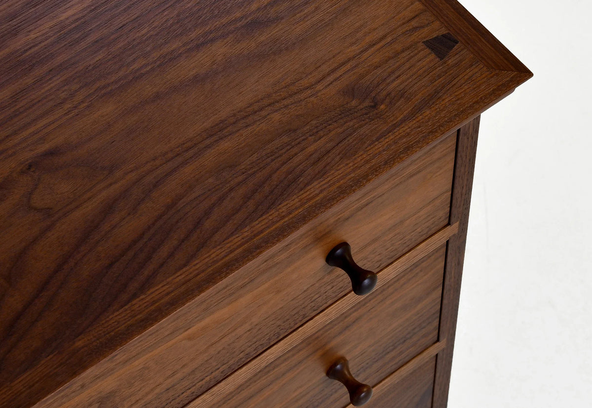 Commode à huit tiroirs – Inspirée par un design, notre commode à huit tiroirs est dépourvue d'ornementation, avec huit
