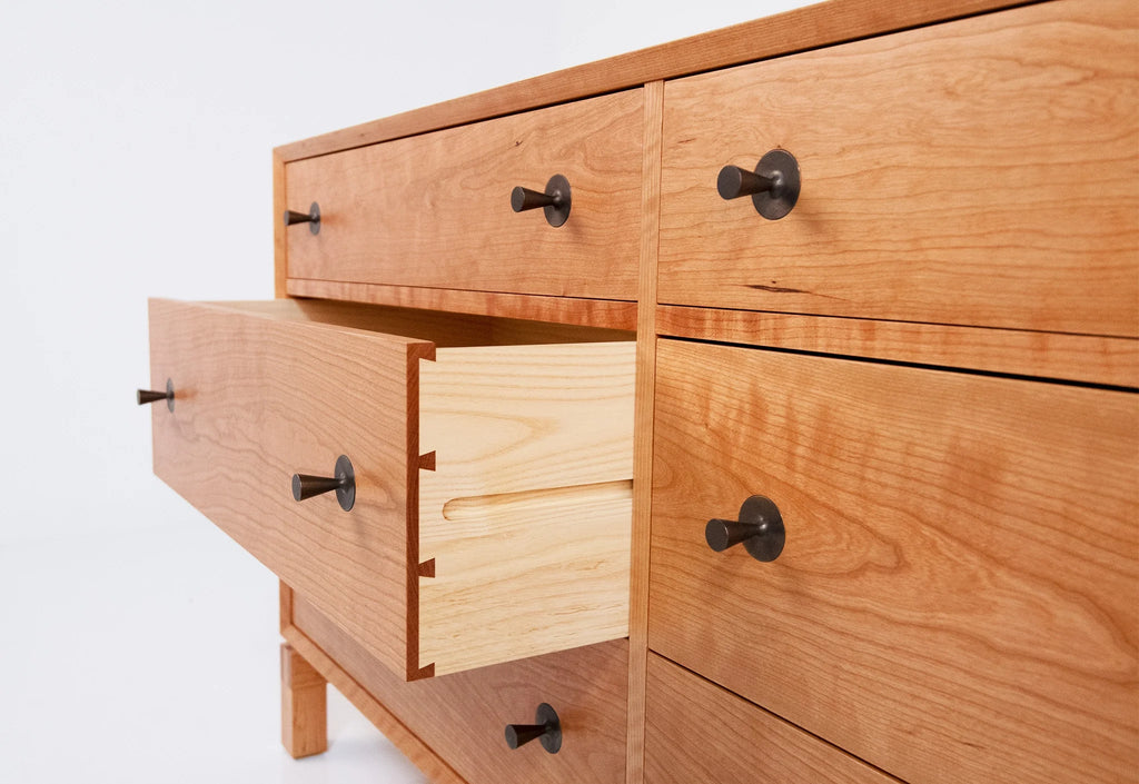 Commode - Horizontale - Inspirée du lit homonyme, la commode est un exemple modeste de savoir-faire artisanal.