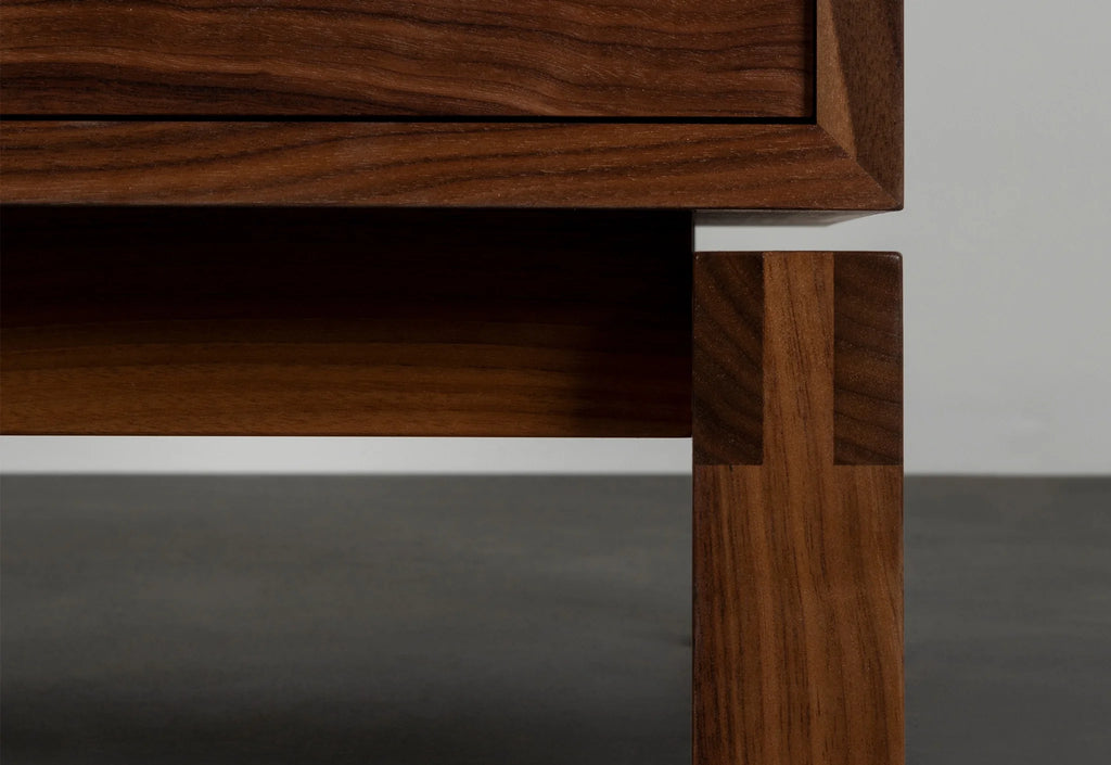 Commode haute – Verticale – S'inspirant du lit du même nom, la commode haute est un exemple modeste de savoir-faire.