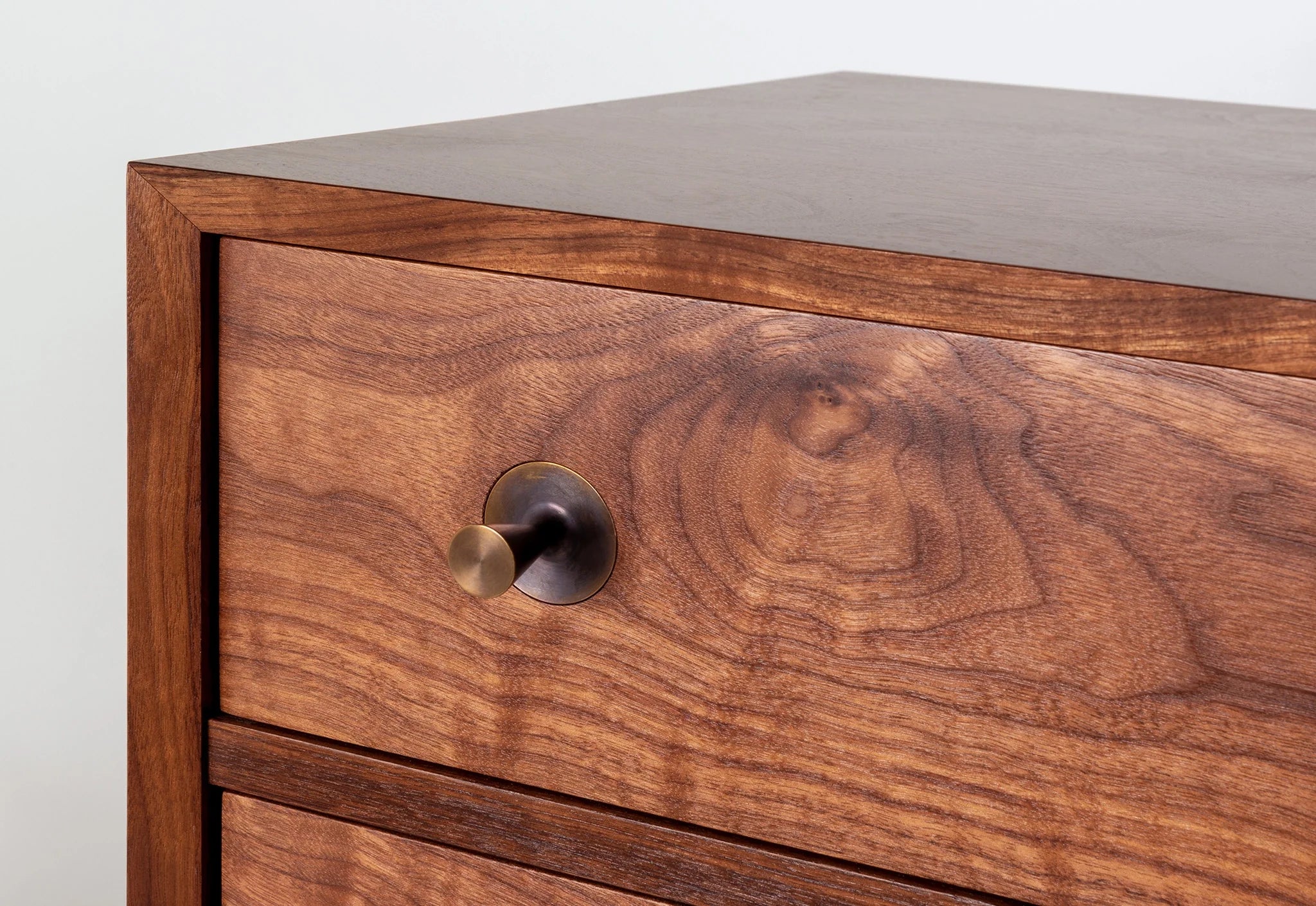 Commode haute – Verticale – S'inspirant du lit du même nom, la commode haute est un exemple modeste de savoir-faire.
