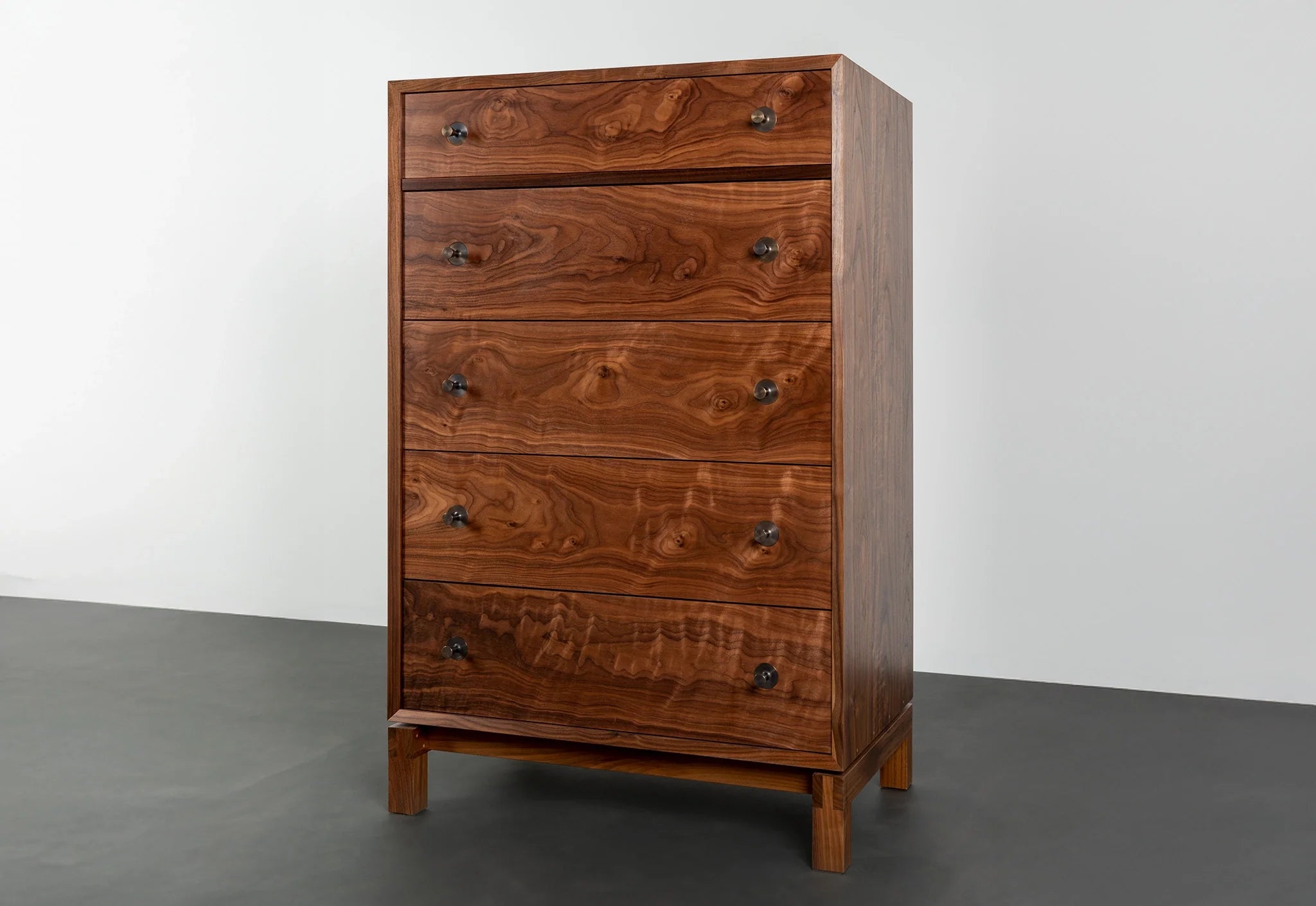 Commode haute – Verticale – S'inspirant du lit du même nom, la commode haute est un exemple modeste de savoir-faire.