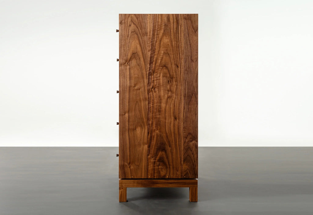 Commode haute – Verticale – S'inspirant du lit du même nom, la commode haute est un exemple modeste de savoir-faire.