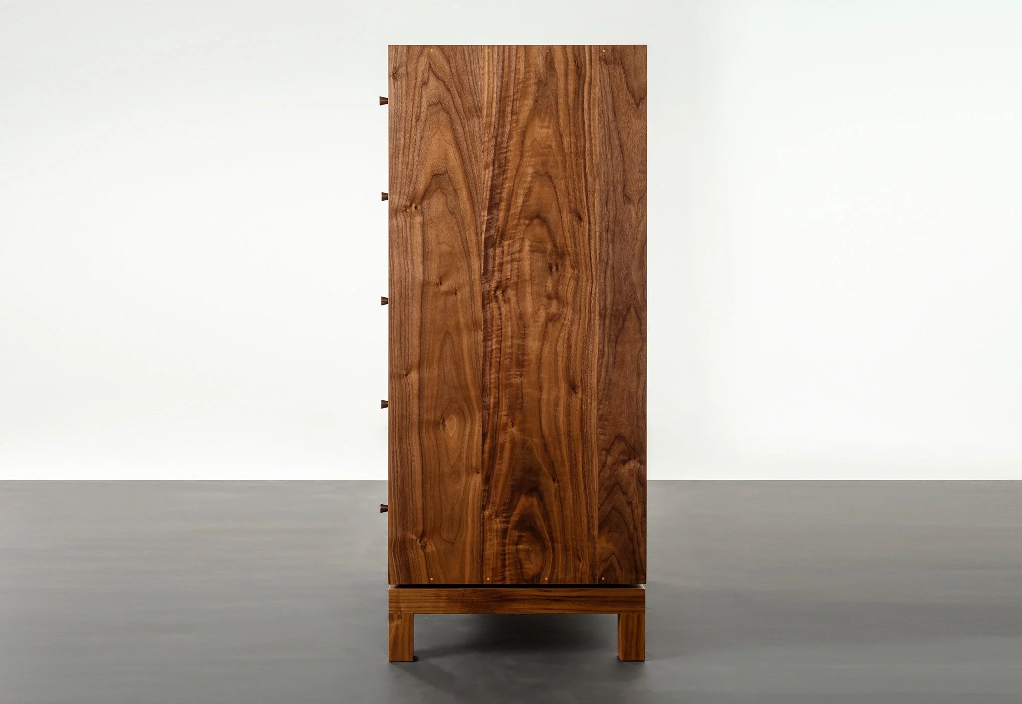 Commode haute – Verticale – S'inspirant du lit du même nom, la commode haute est un exemple modeste de savoir-faire.