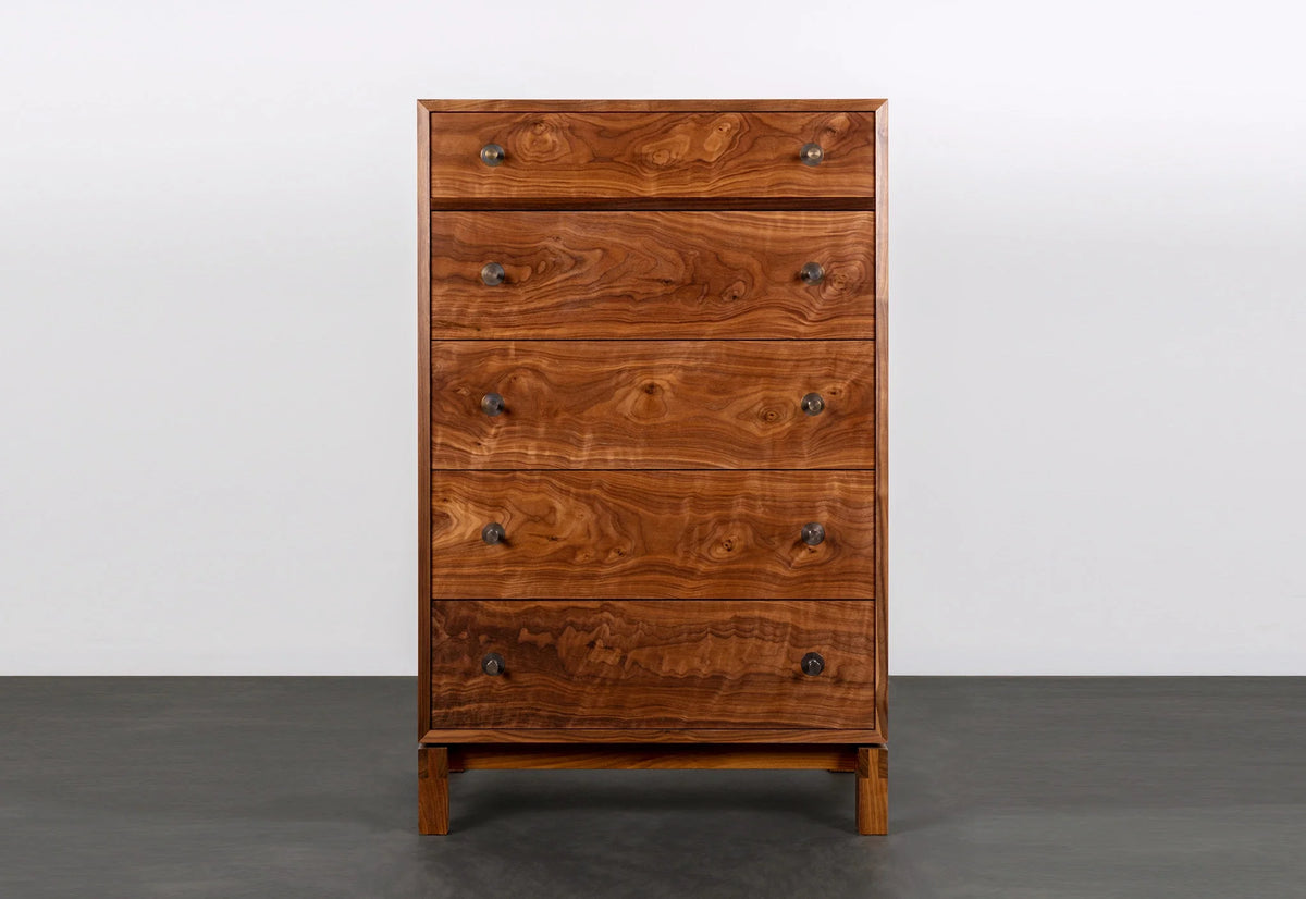 Commode haute – Verticale – S'inspirant du lit du même nom, la commode haute est un exemple modeste de savoir-faire.