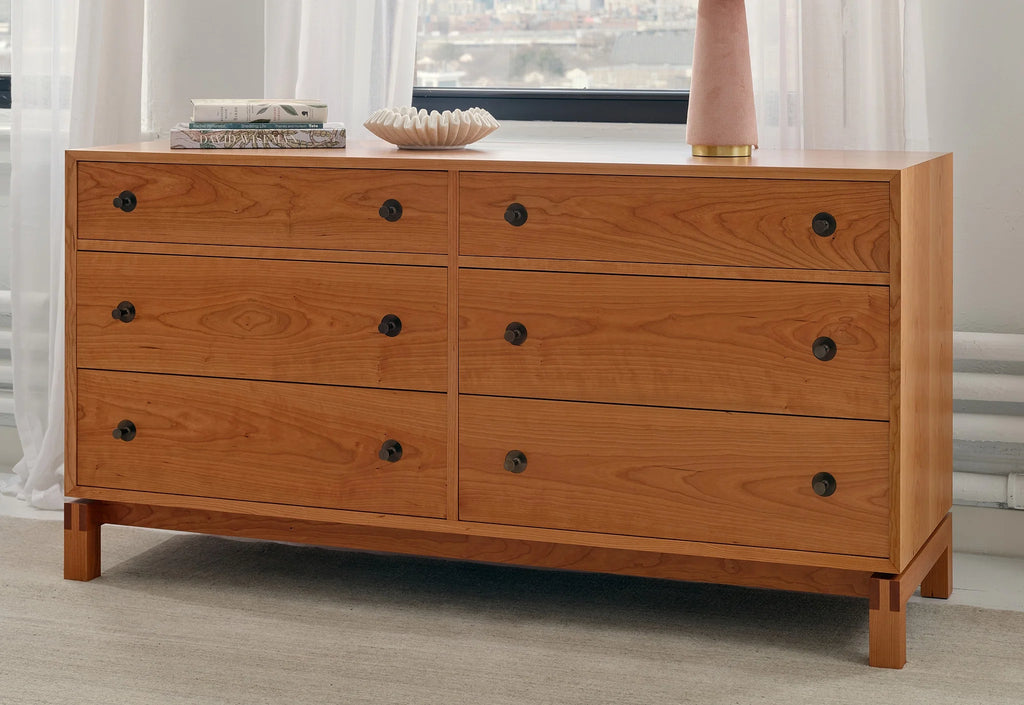 Commode - Horizontale - Inspirée du lit homonyme, la commode est un exemple modeste de savoir-faire artisanal.
