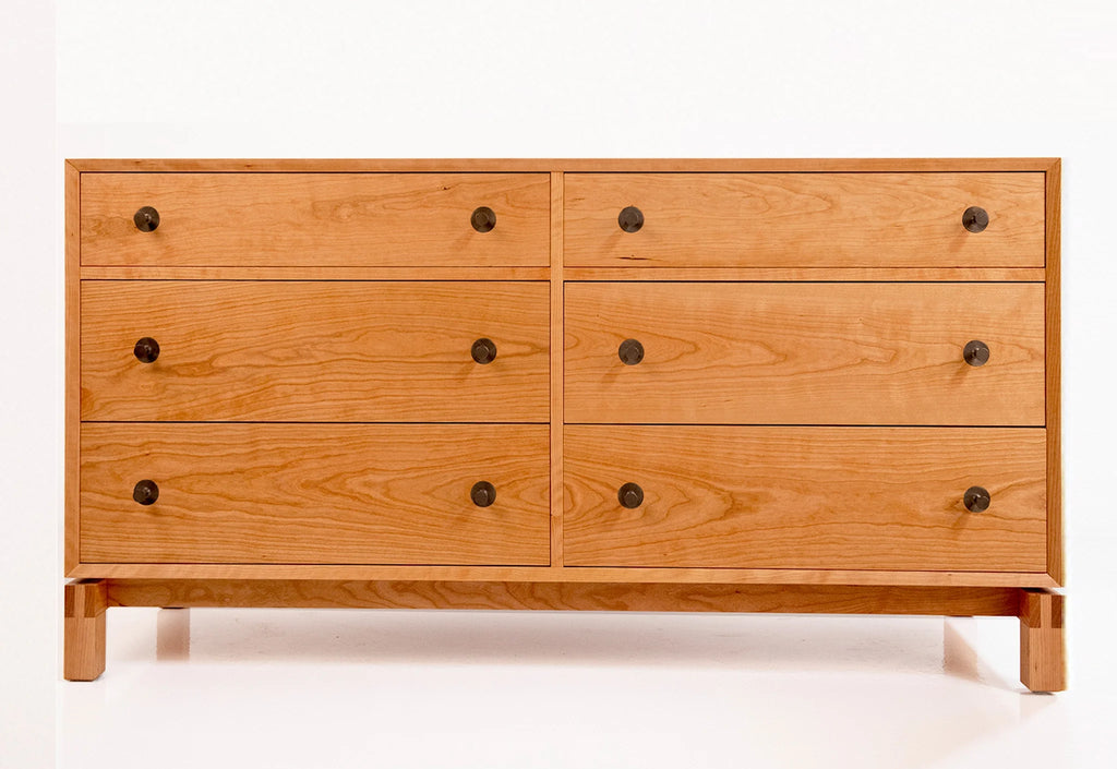 Commode - Horizontale - Inspirée du lit homonyme, la commode est un exemple modeste de savoir-faire artisanal.