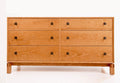 Commode - Horizontale - Inspirée du lit homonyme, la commode est un exemple modeste de savoir-faire artisanal.