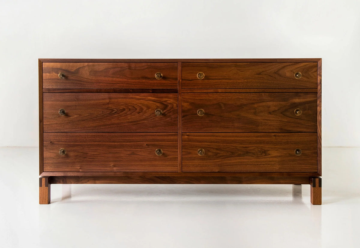 Commode - Horizontale - Inspirée du lit homonyme, la commode est un exemple modeste de savoir-faire artisanal.