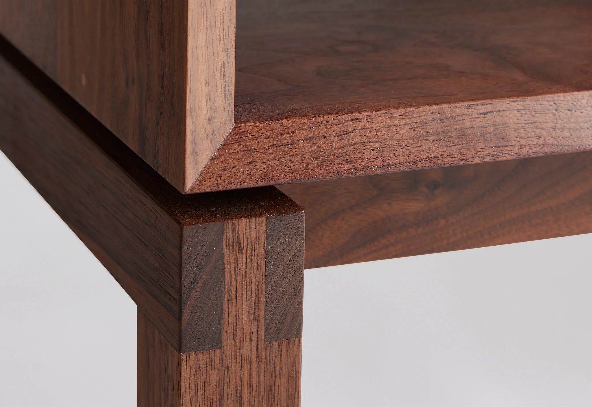 Table basse – living est conçue pour tirer le meilleur parti des lignes minimalistes tout en offrant un confort maximal.
